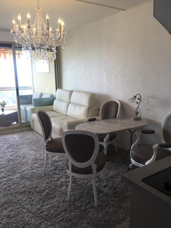 Dionysos Vue Mer Cannes Bilik gambar
